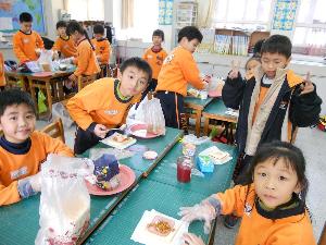 2年4班製作營養三明治，開新視窗